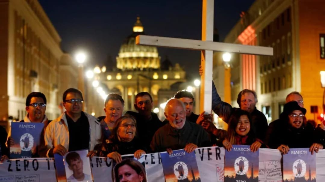 Preghiamo per il Papa… ma non lo santifichiamo! – Comunicato congiunto Rete L’ABUSO Coordinamento Famiglie