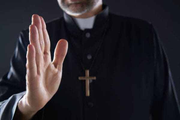 Sanremo, ricatto al parroco dopo chat erotica: accertamenti in corso ma il sacerdote concorda la sospensione con il vescovo.