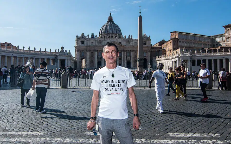 Le vittime di abusi sessuali continuano a fare pressione sul nuovo papa