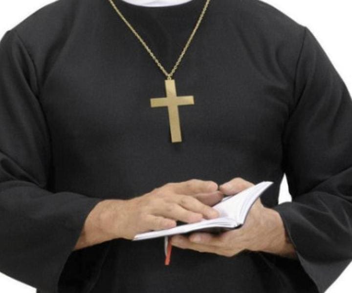 “Abusata dal prete”. Ma in appello è assolto