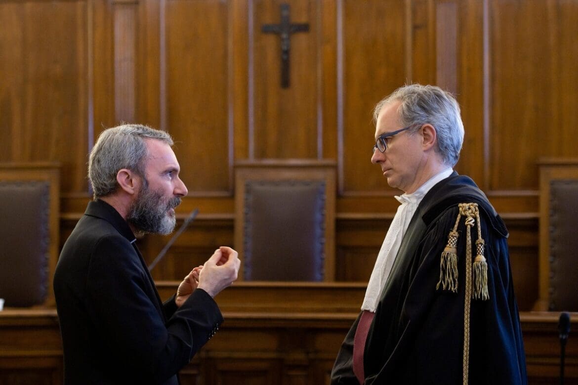 Sacerdote condannato per distribuzione e possesso di materiale pedopornografico lavora ancora in Vaticano