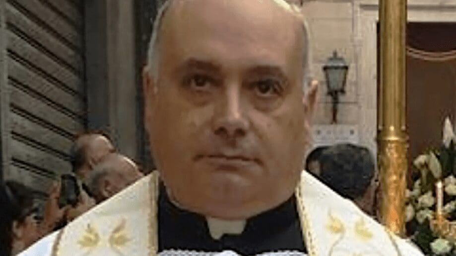 Ex sacerdote condannato in via definitiva per violenza sessuale arrestato a Lentini