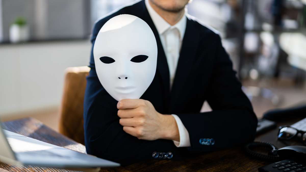 Falsi profili social per ottenere foto intime dai ragazzini: catechista in custodia cautelare
