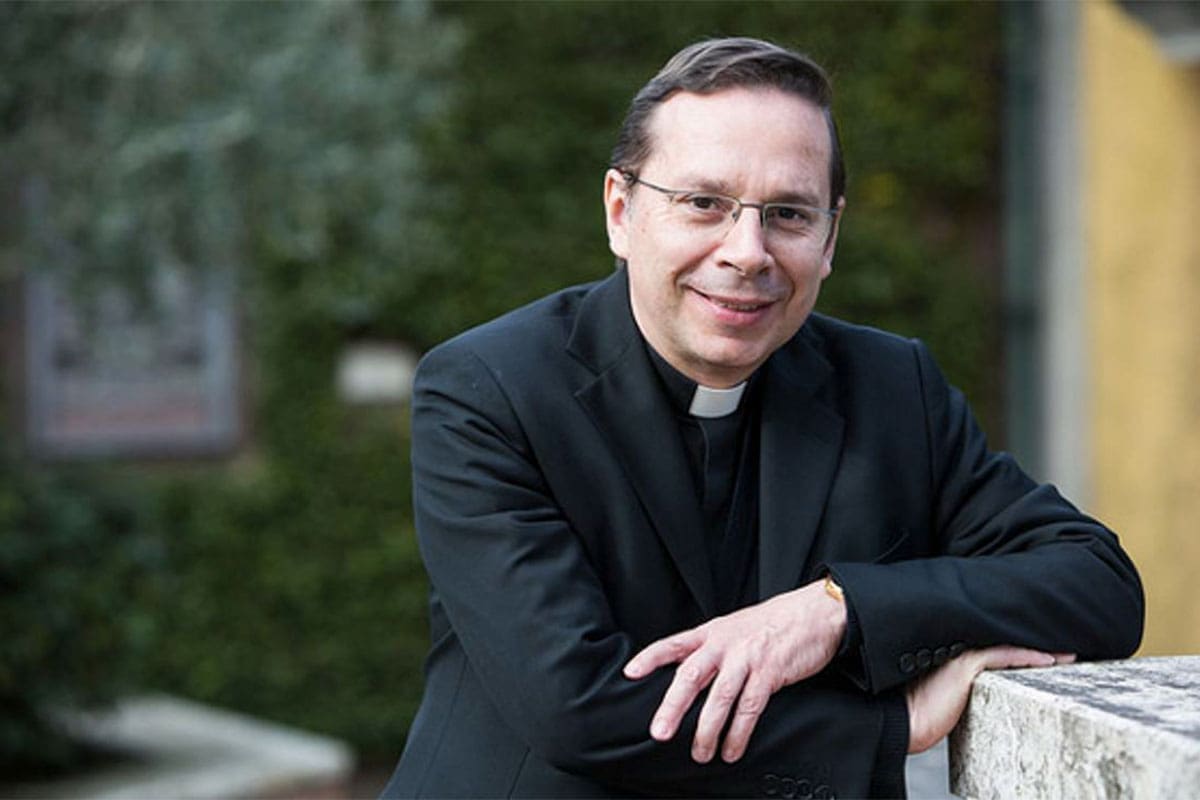 Mariano Fazio, numero due dell’Opus Dei e accusato di tratta, era stato inviato a Roma per “controllare” Francesco.