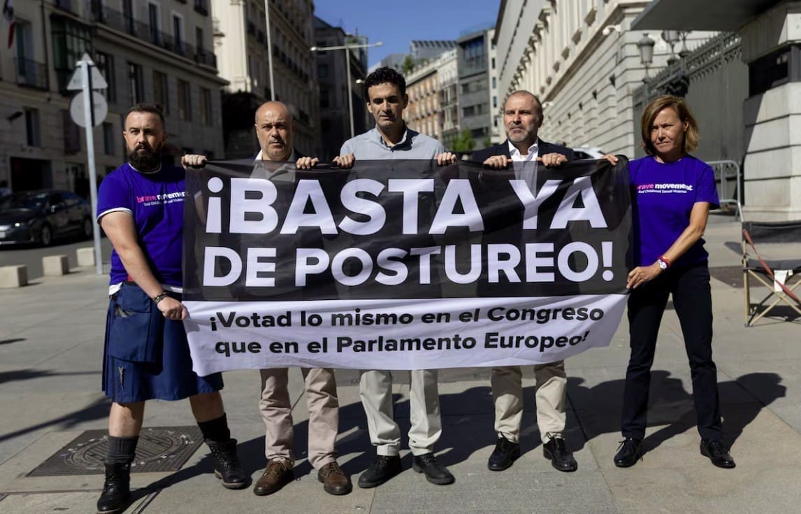 Le vittime di abusi sui minori protestano contro la mancanza di progressi nella legge volta a rendere imprescrittibile la violenza sessuale sui minori.