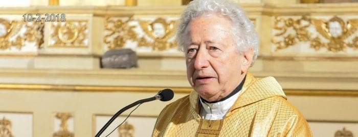 Il prete-giornalista Antonio Pelayo cerca di adescare un collega durante i giorni del Conclave: accusato di violenza sessuale