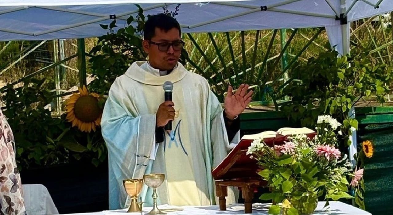 Amatrice, il parroco allontanato. Il sindaco Cortellesi: «Don Jhon ha fatto molto. Spero si faccia chiarezza e che torni presto»