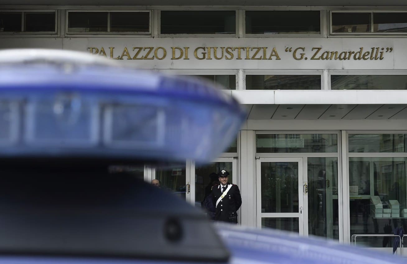 Abusi su un’allieva 16enne e materiale pedopornografico: condannato il professore di religione