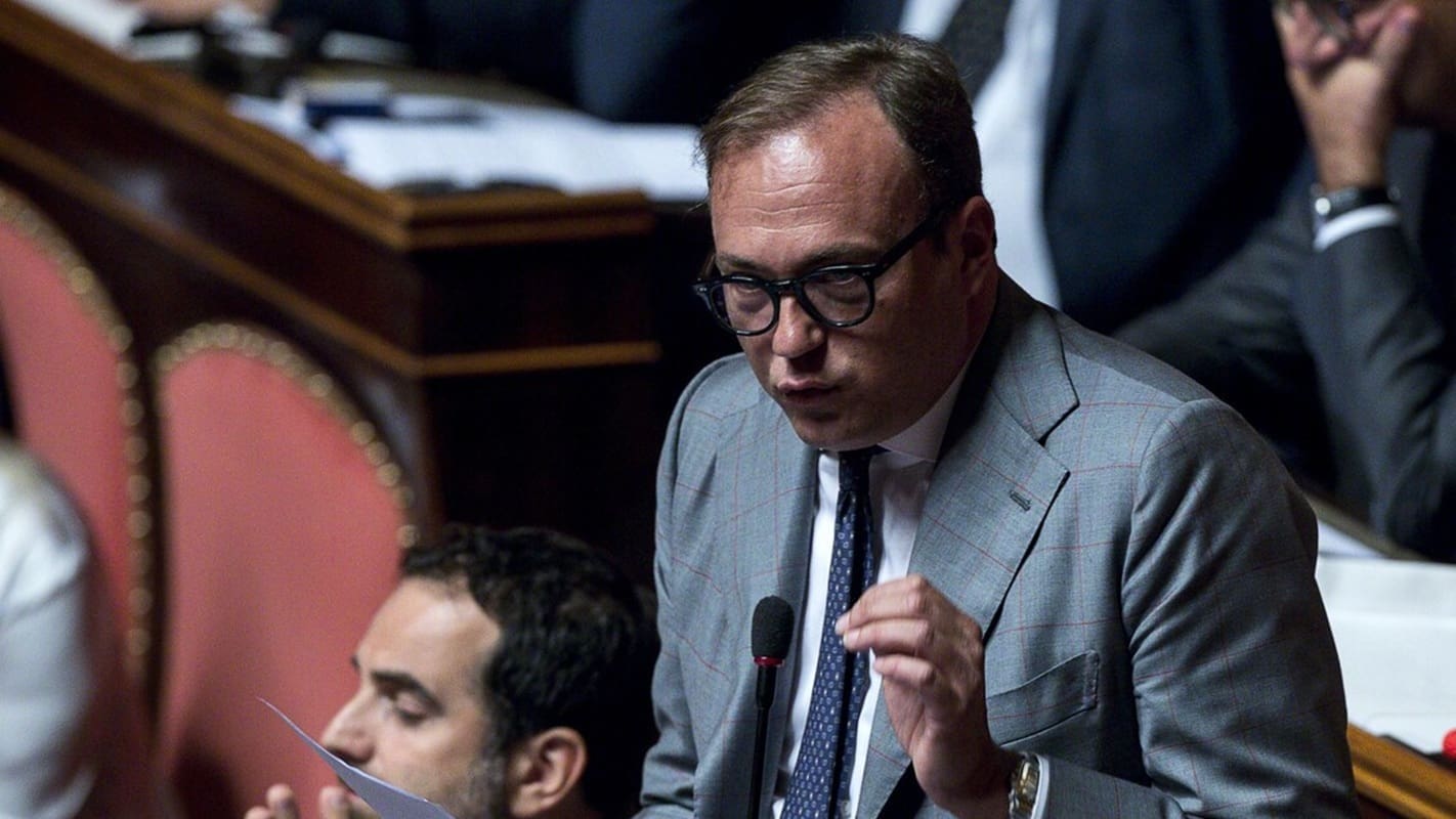 Tommaso Cerno e la violenza sessuale subita da un prete: «Però mi piacque, quindi non so cosa pensare»