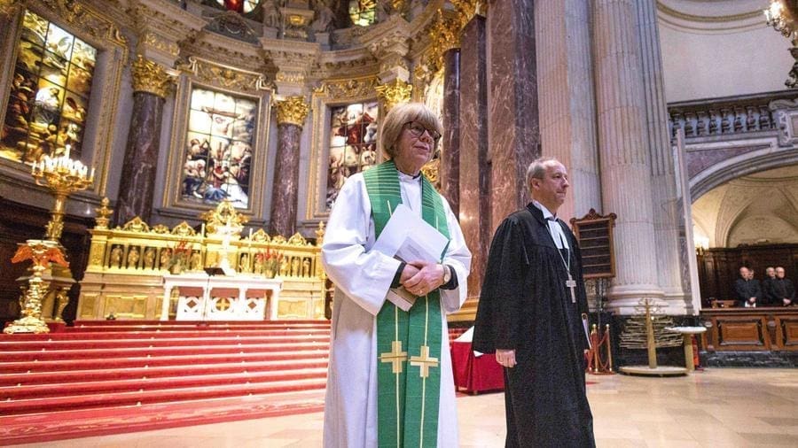 Scandalo abusi scuote la Chiesa Anglicana, la neo arcivescovo Mullally sotto accusa