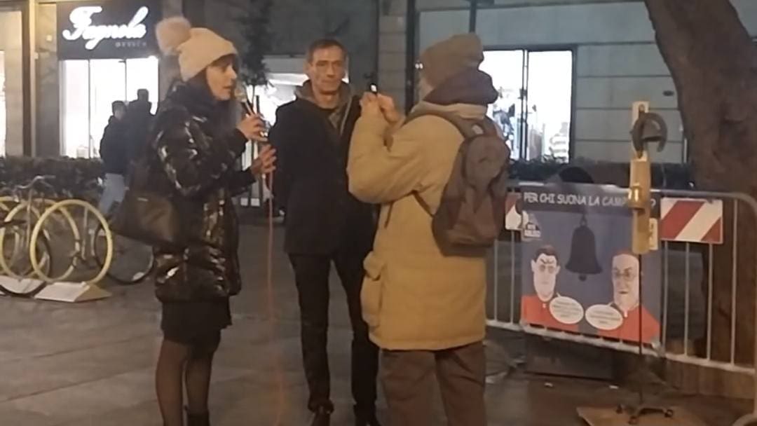 Flash mob in piazza Sisto IV: letti i nomi dei sacerdoti pedofili mentre suonava una campana