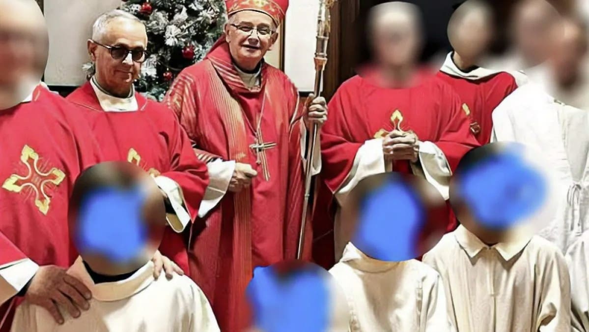 Sacerdote pedofilo in processione coi bambini: è scontro sul ritorno di don Mottola, condannato per abusi su minore