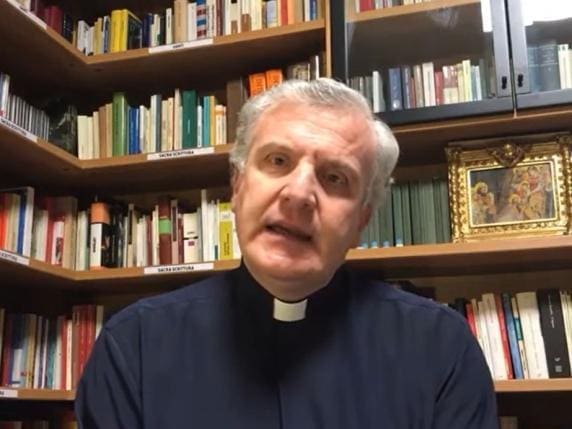 Il prete e l’amante: tentò di rapinarla e la colpì con un lingotto. Ieri il patteggiamento a un anno e quattro mesi
