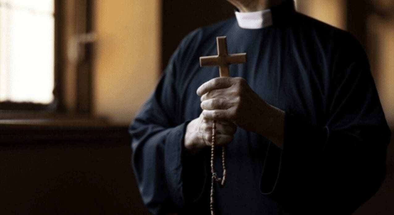 Minori abusati da 75 sacerdoti a Rhode Island, la verità da un rapporto di 300 pagine: i decenni di orrori, il sistema di coperture interne e la Diocesi