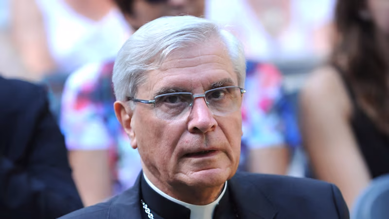 Pedofilia: Francia,ex vescovo condannato a risarcire 160 mila euro