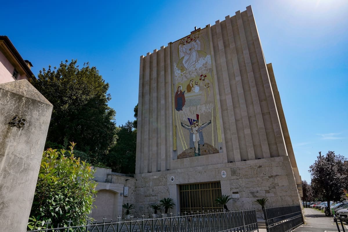 Che fare dei mosaici di un prete accusato di abusi sessuali?