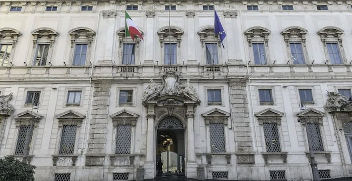 Abusi su minori | la Consulta nega il carcere automatico per i casi lievi