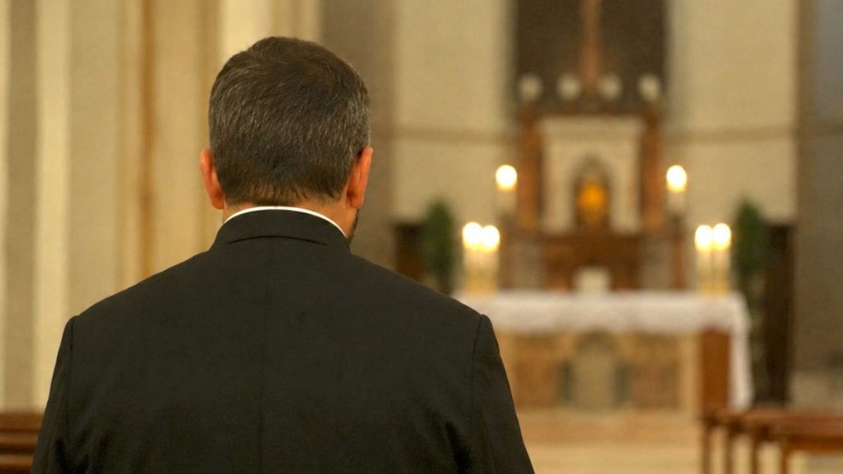 Abusi sul fedele in chiesa: arresti domiciliari per un parroco