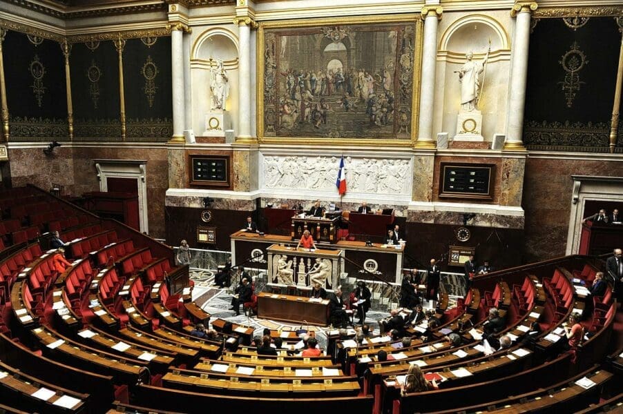 Francia approva la legge di protezione dei minori senza toccare il segreto della confessione