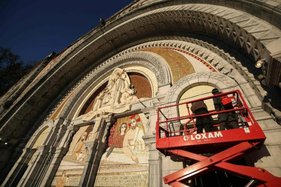 Lourdes: resteranno permanentemente coperti i mosaici di Rupnik della basilica – #rupnik #lourdes