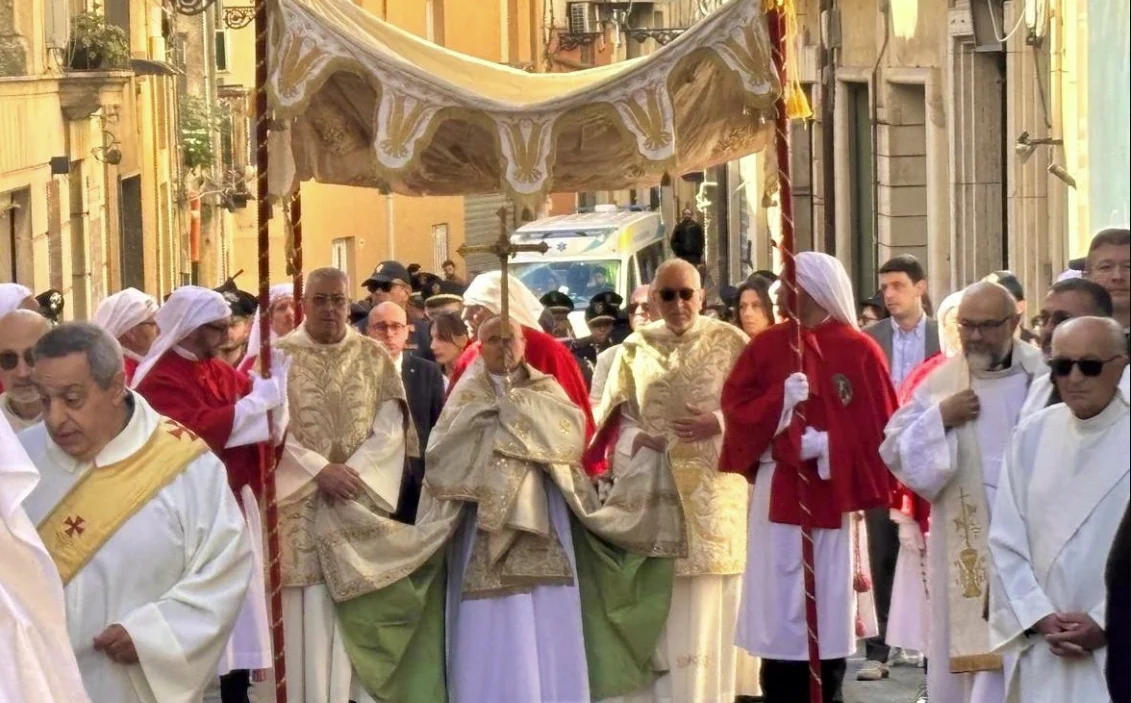 Il cardinale Zuppi premia il vescovo imputato per falsa testimonianza